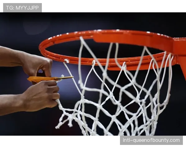 WNBA全明星赛热身环节，球员身着“支付我们应得薪水”T恤表达诉求