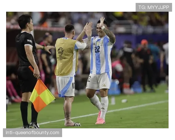 场边趣闻：美洲杯冠军队伍与当地青少年进行三分球互动