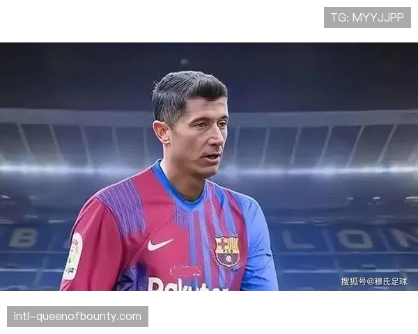 报道：巴萨训练中尝试新定位球战术，莱万担任佯攻吸引防守